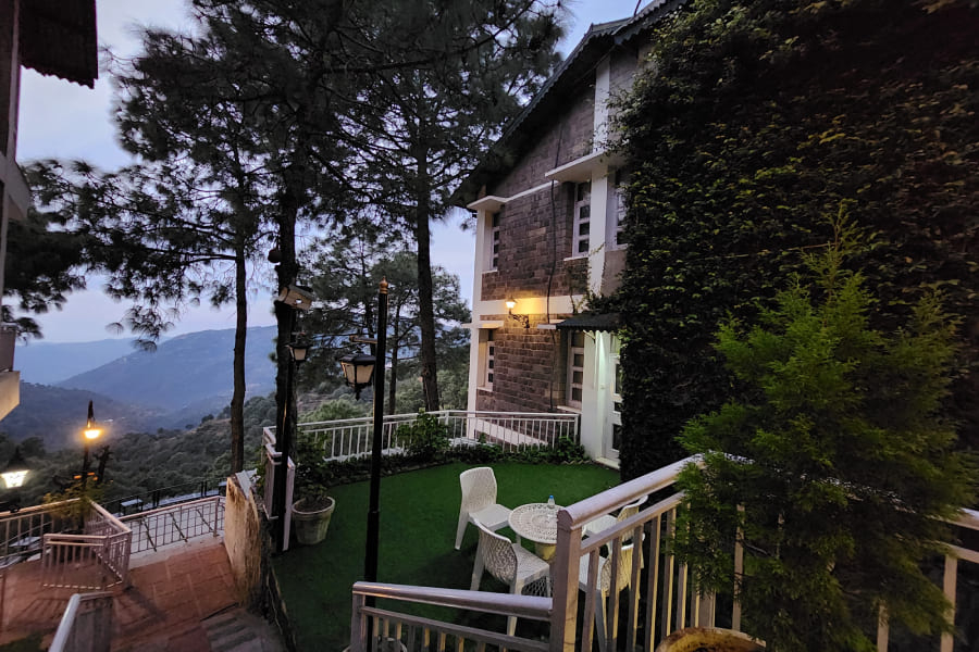 couple friendly resorts in kasauli